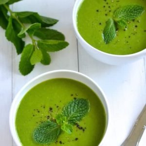 Pea, spinach and mint soup